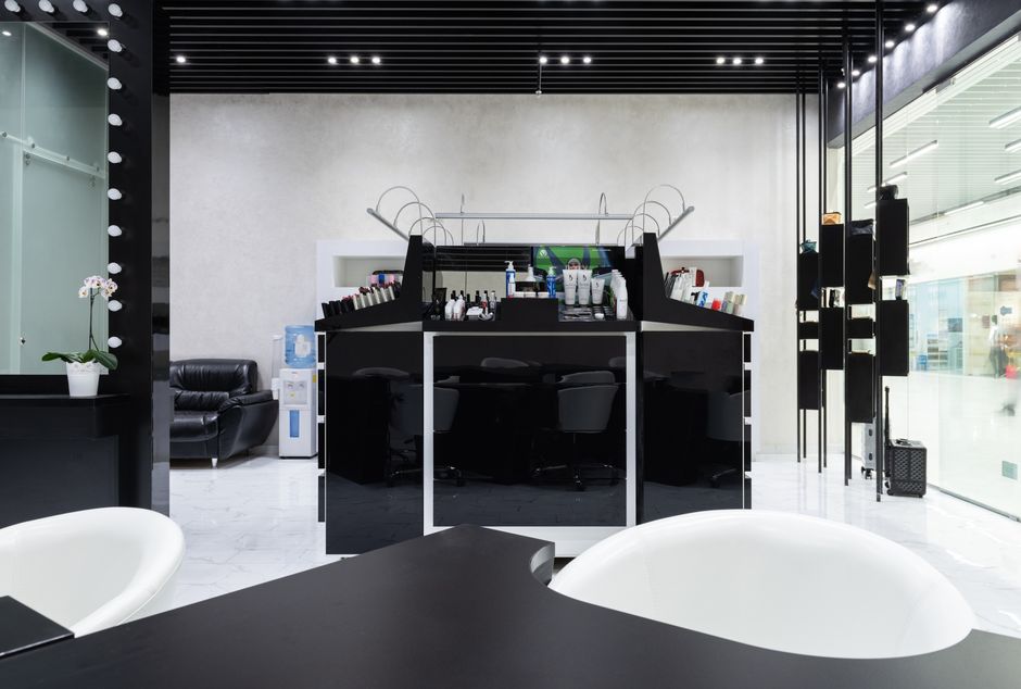 Elegantan salon ljepote s crno-bijelim interijerom